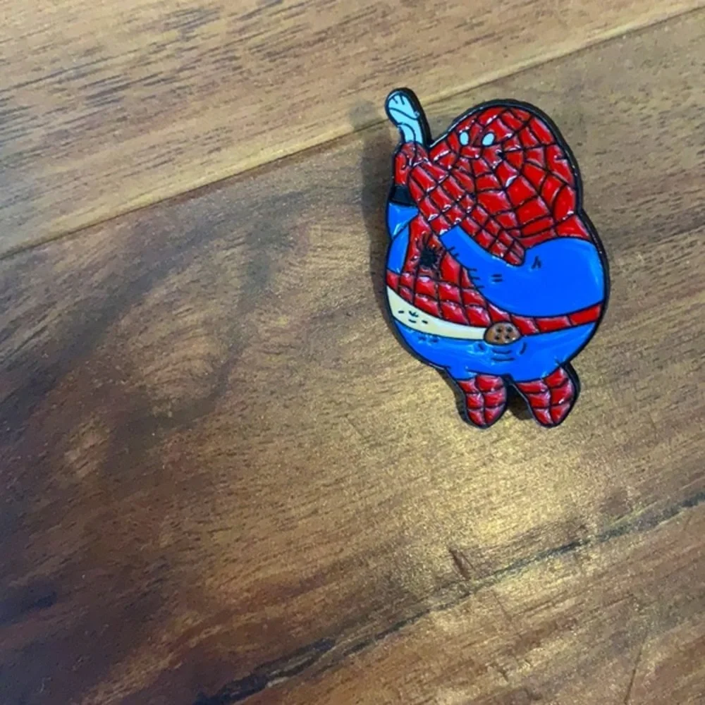 SPIDER MAN ENAMEL PIN - Picture 2 of 3